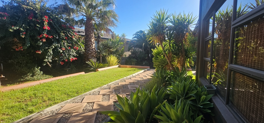 6 Bedroom Property for Sale in Middedorp Western Cape